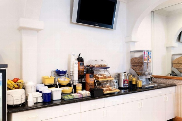 Days Inn by Wyndham Alhambra CA image 6